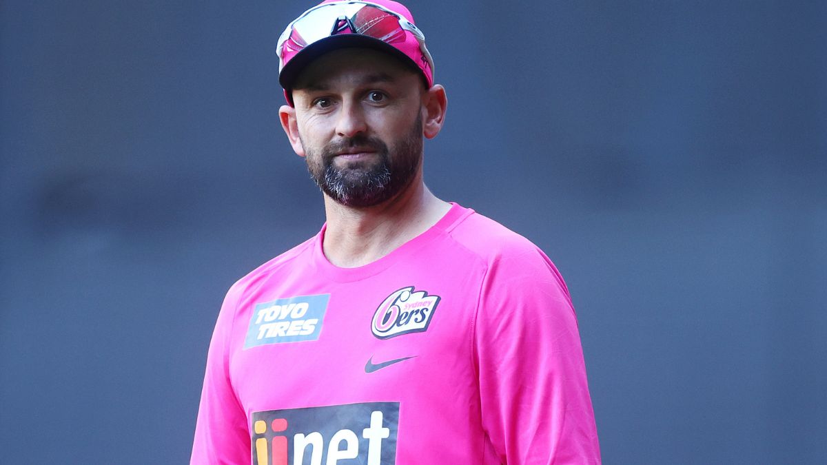 BBL13 Nathan Lyon's decadelong stint with Sydney Sixers ends, signs