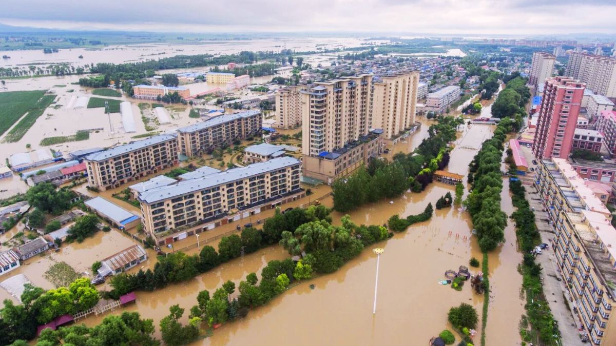 China faces climate change burnt: Massive floods kill 31 while other areas suffer from heatwaves