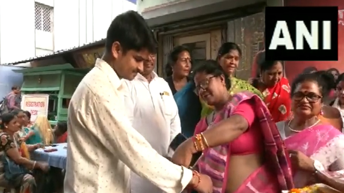 Sex workers celebrate Raksha Bandhan tie rakhi to passers by watch video  Kolkata latest news â€“ India TV