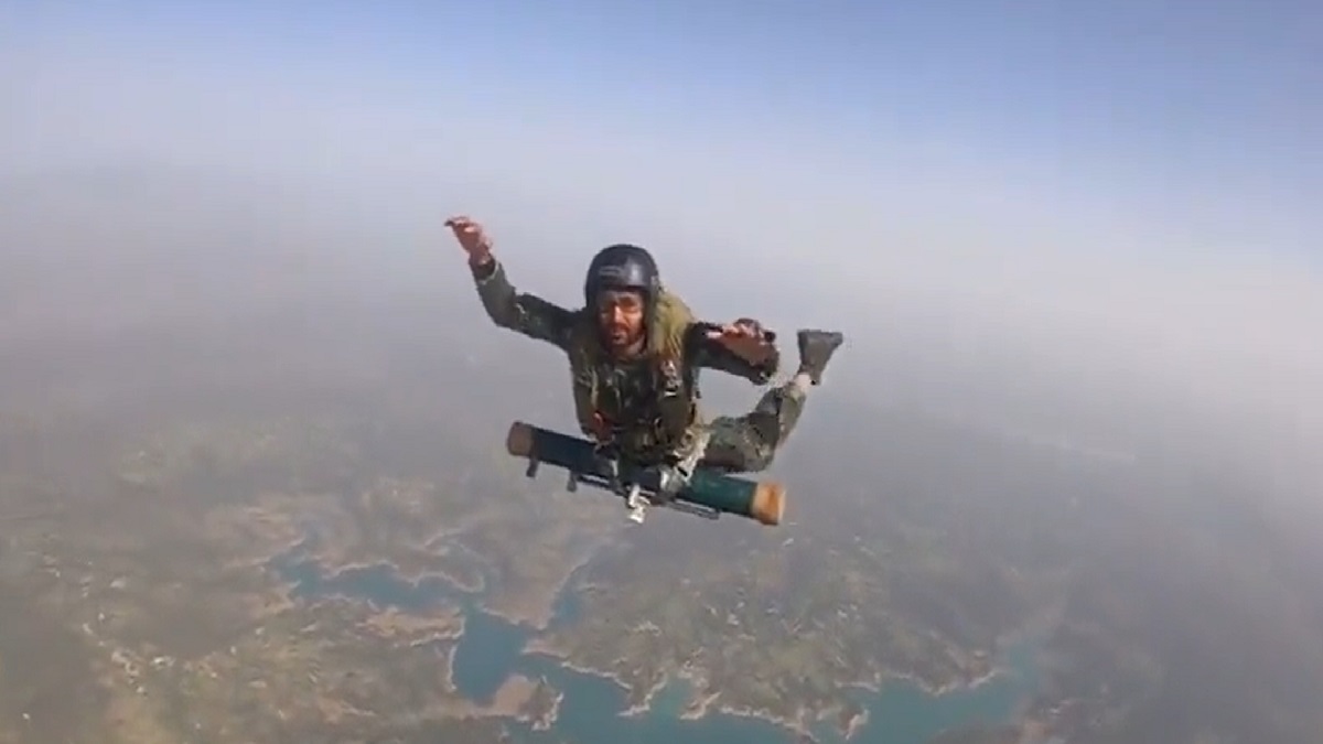 Army personnel's stunning freefall skydiving from 10,000 feet with rocket launcher | WATCH