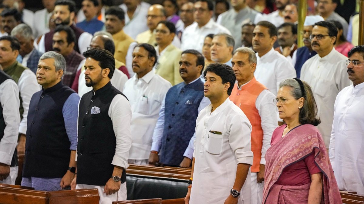 Sonia Gandhi, Jyotiraditya Scindia seen sitting together in Parliament's Central Hall | VIDEO