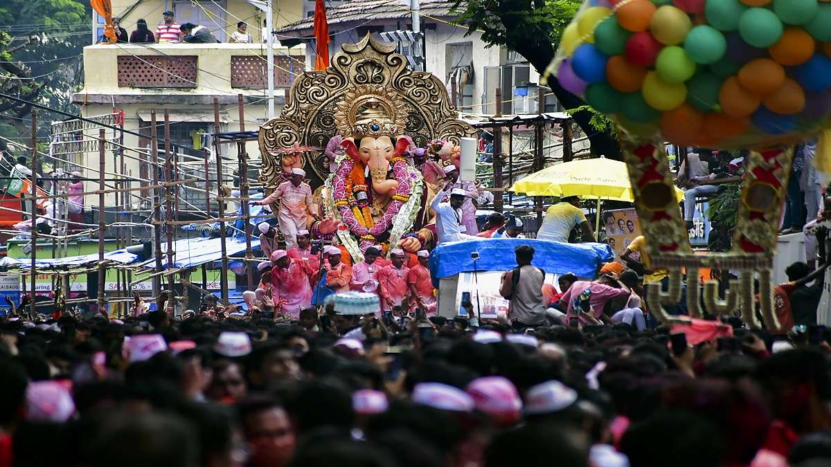 Mukesh Ambani, family offer prayers at Mumbai's 'Lalbaugcha Raja' before Ganesh idol immersion | VIDEO