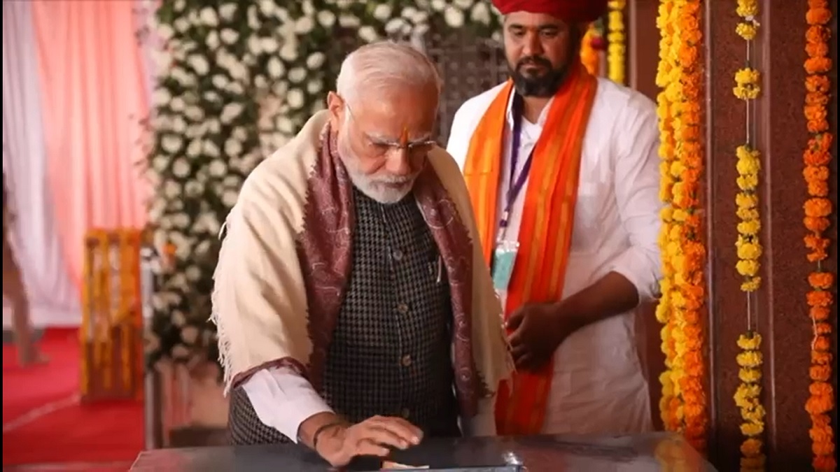 Scrrenshot of the video showing PM Modi donating at Bhilwara temple.