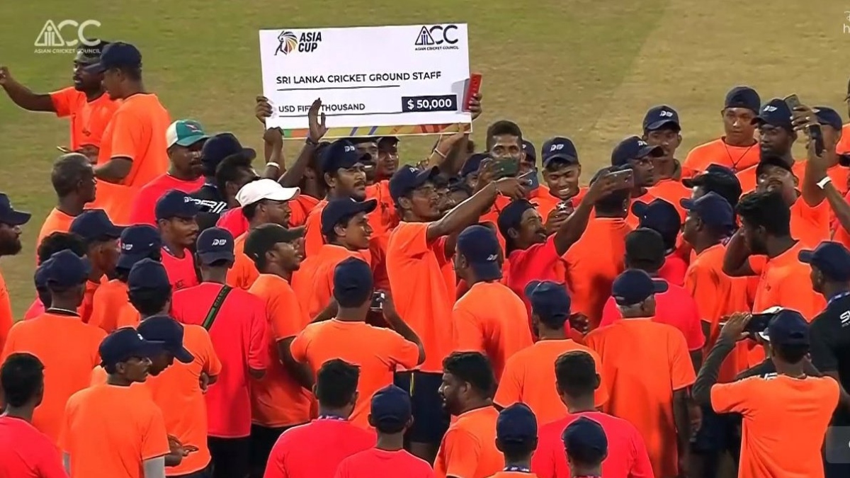 Sri Lanka ground staff pose with USD 50,000 prize money in celebration after IND vs SL Asia Cup final