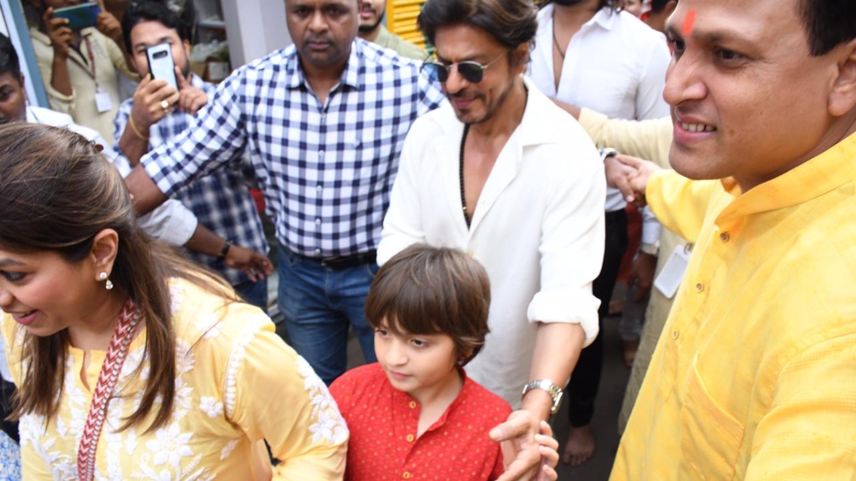 Ganesh Chaturthi 2023: Shah Rukh Khan seeks blessings at Lalbagucha Raja | See pictures