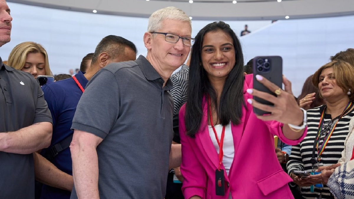 Badminton star PV Sindhu meets Apple CEO Tim Cook, extends friendly sports challenge