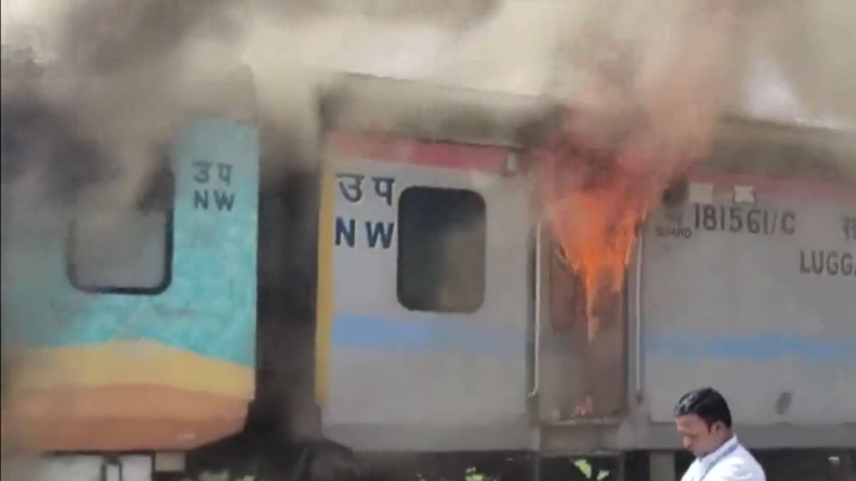 Gujarat: Fire breaks out in Humsafar Express, all passengers safe | VIDEO