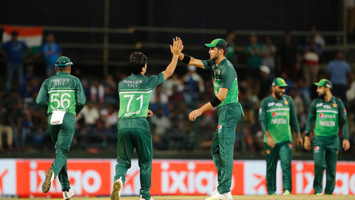 'Aur inko Asia Cup host krna hai' - Netizens troll PCB after floodlight failure in Asia Cup clash