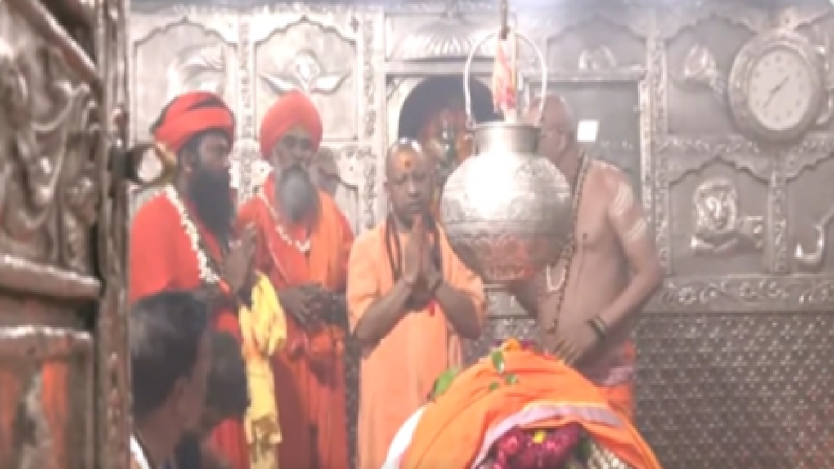 VIDEO: UP CM Yogi Adityanath offers prayers at Mahakaleshwar Temple in Ujjain