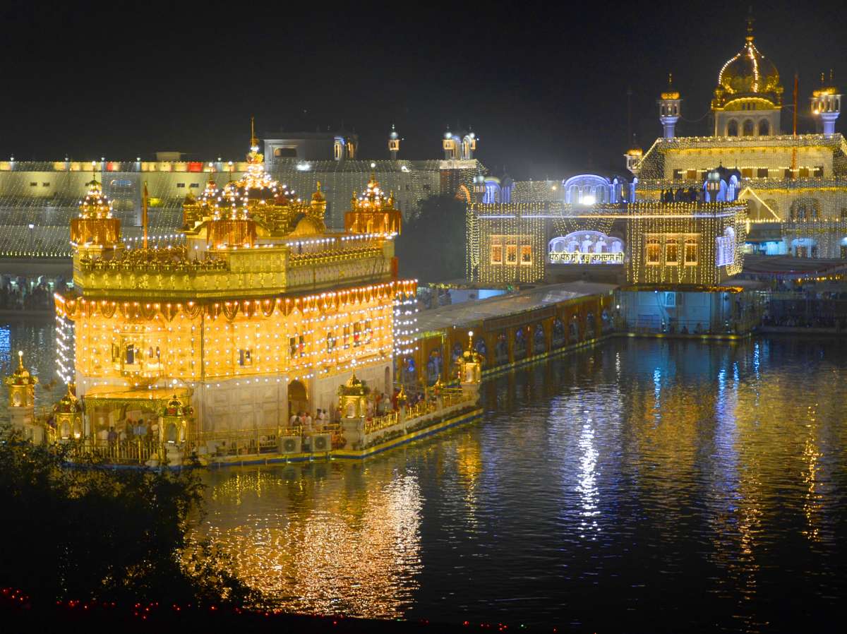 Golden Temple decked up on birth anniversary of Guru Ram Das | WATCH