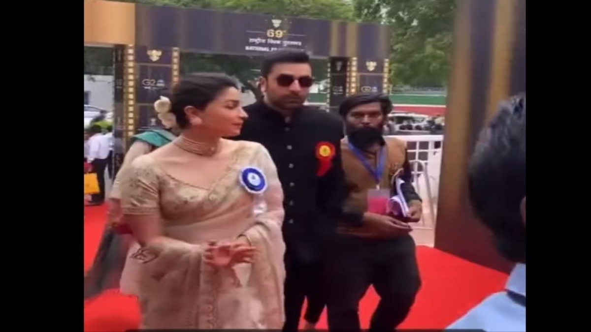 Video: Did Ranbir walk away from Alia at red carpet of National Awards?