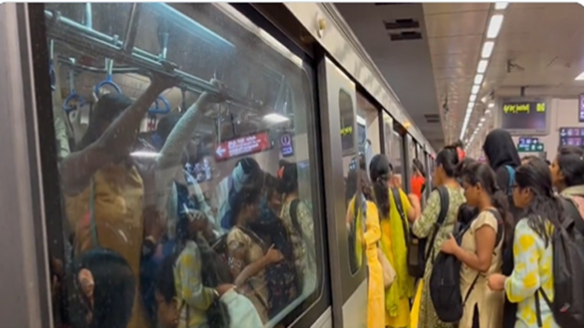 WATCH: Bengaluru Metro faces Mumbai local-style overcrowding woes | VIRAL VIDEO