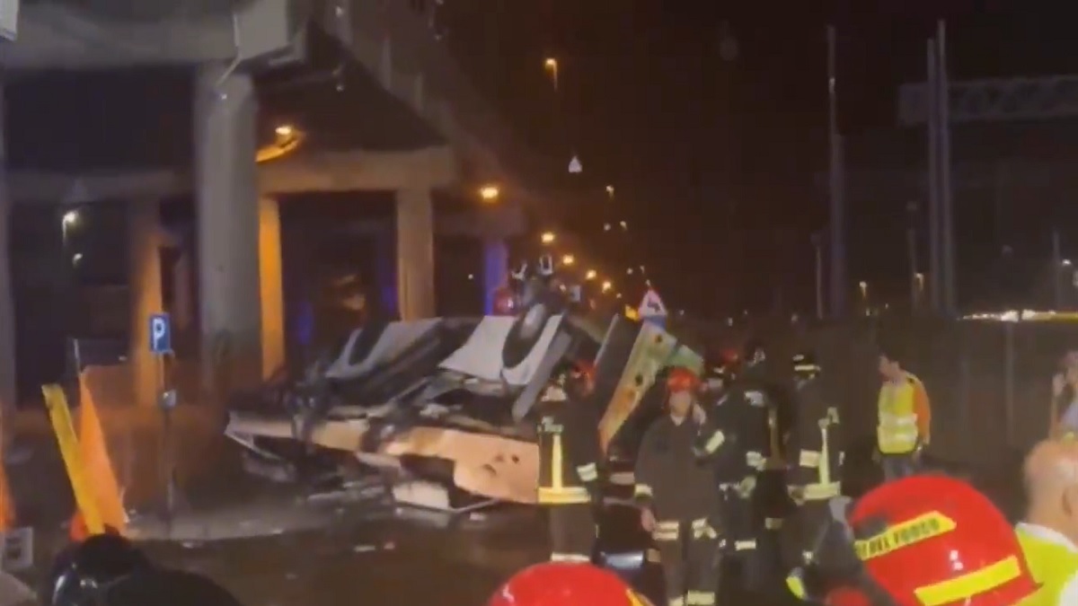 Italy: 21 people die after bus carrying tourists to campground falls from overpass near Venice