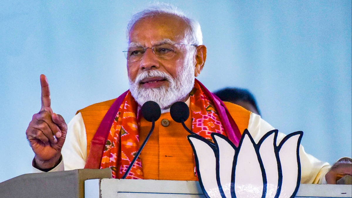 'Pyaari si gudiya': PM Modi blesses young girl at Telangana rally ...