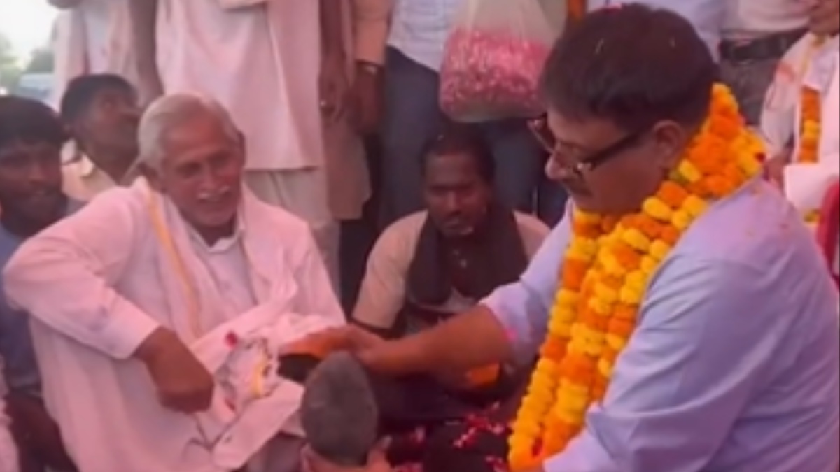 Screenshot of an Independent MLA Om Prakash Hudla from Rajasthan polishing the shoes of his party workers. 