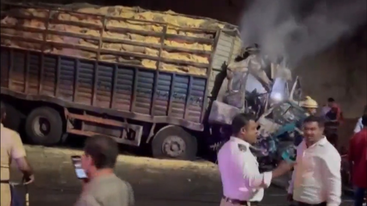 Four killed in fire caused by truck collision on Mumbai-Bengaluru highway in Pune