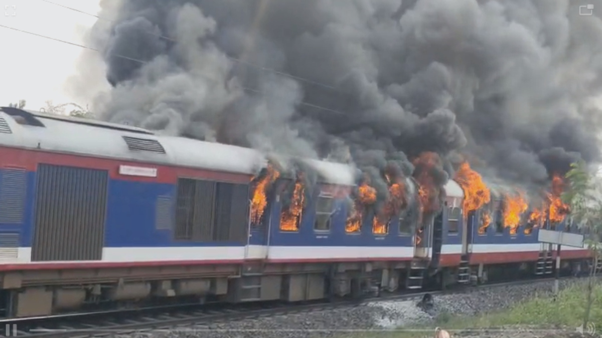 Video: Fire breaks out in five coaches of Ashti-Ahmednagar DEMU Train