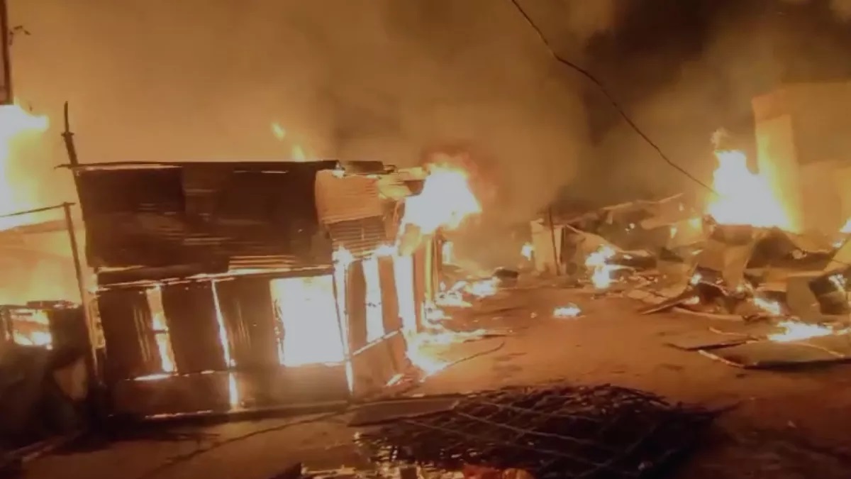 Fire breaks out in Kath Bazar area in UP's Firozabad, 24 shops gutted | VIDEO