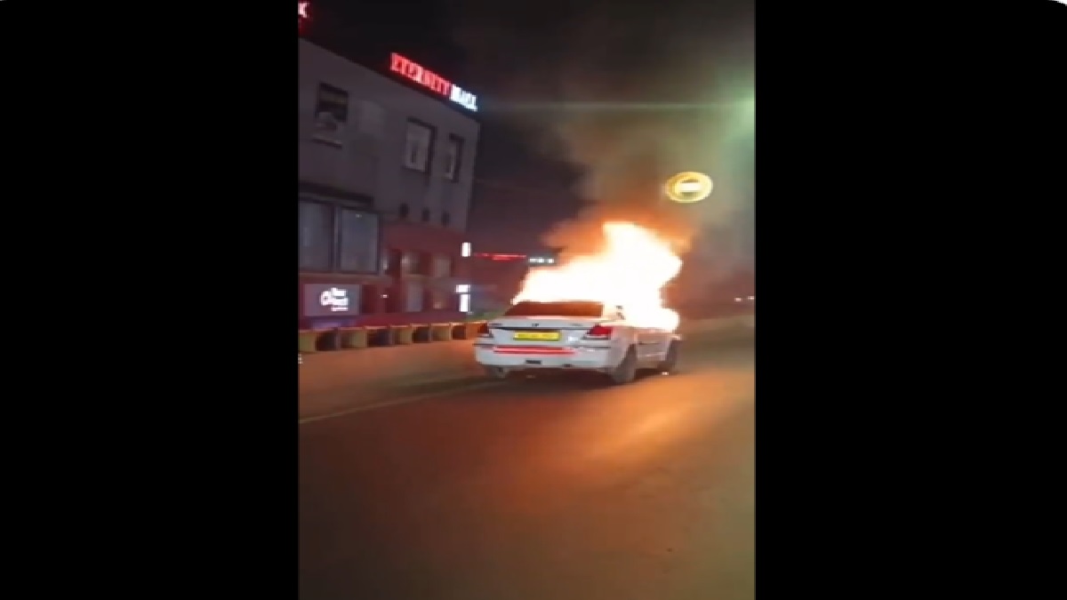 Maharashtra: Car catches fire on Sitabuldi flyover in Nagpur | WATCH VIDEO