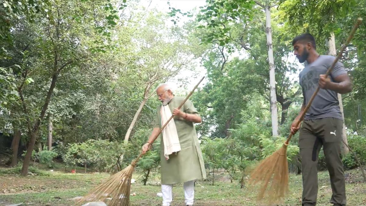 PM Modi along with fitness influencer Ankit Baiyanpuriya joins 'Swachhata Hi Seva' campaign | WATCH