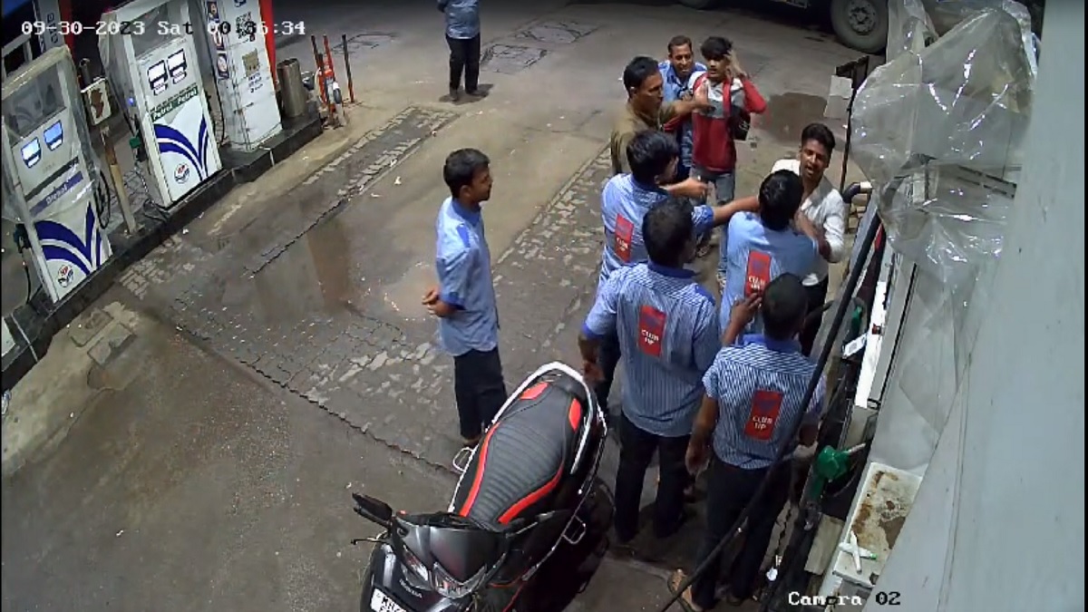 Customers, employees come to blows at petrol pump in Navi Mumbai's Panvel | WATCH