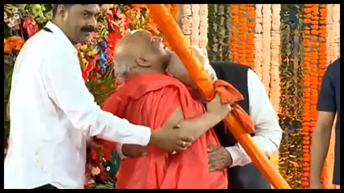 Watch video: Jagadguru Ramanandacharya of Tulsi Peeth in Chitrakoot hugs PM Modi