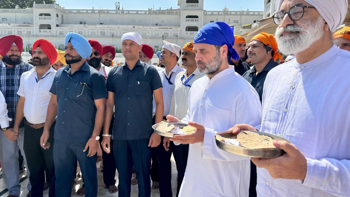 Punjab Congress Leader Rahul Gandhi Offers Sewa At Golden Temple India Tv