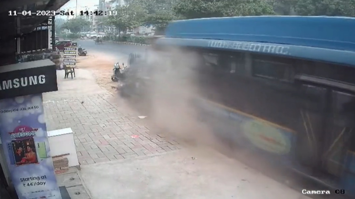 Shocking Video: DTC Bus Rams Into Car, Parked Vehicles In Rohini, One ...