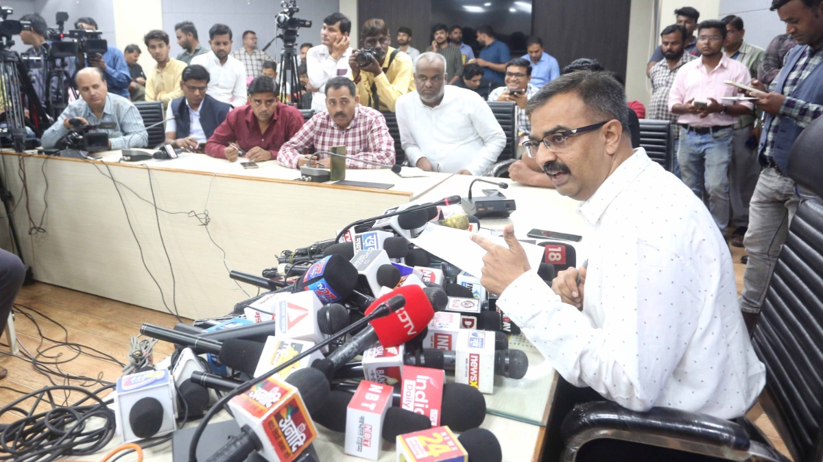 Madhya Pradesh Chief Electoral Officer Anupam Rajan addresses a press conference.