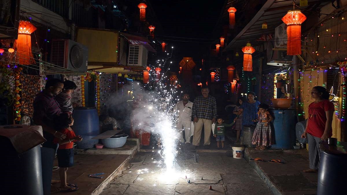 Mumbai Police registers 784 cases for violating Bombay HC order on bursting firecrackers