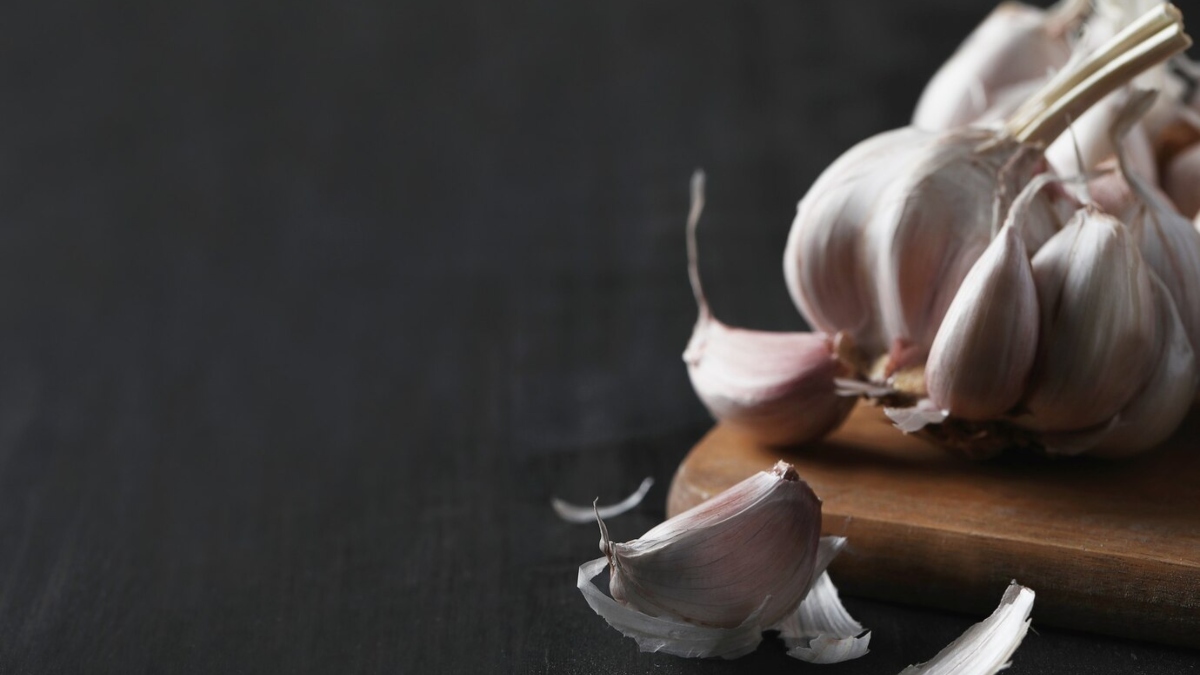 Kitchen hack How to peel garlic easily in 3 steps India TV