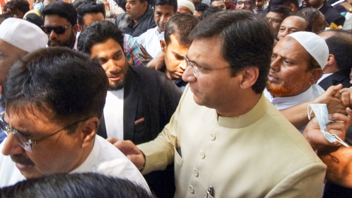 Telangana: Akbaruddin Owaisi booked for threatening police inspector during rally in Hyderabad