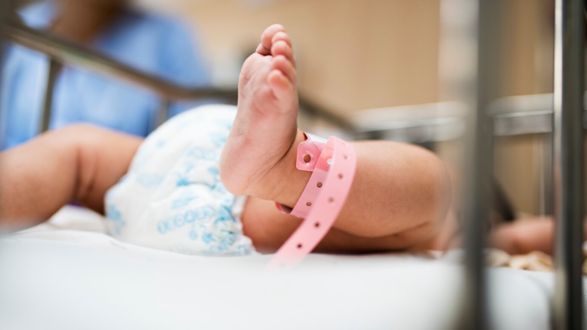 How to take care of a premature baby at home.