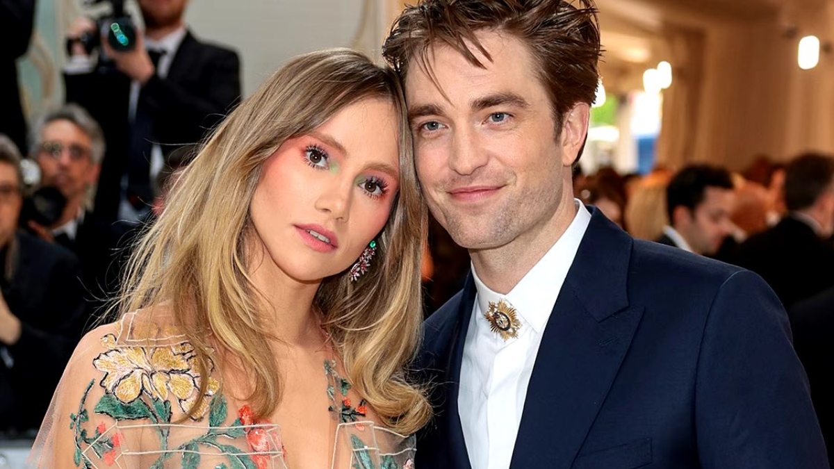 Robert Pattinson's girlfriend Suki Waterhouse flaunts her baby bump at