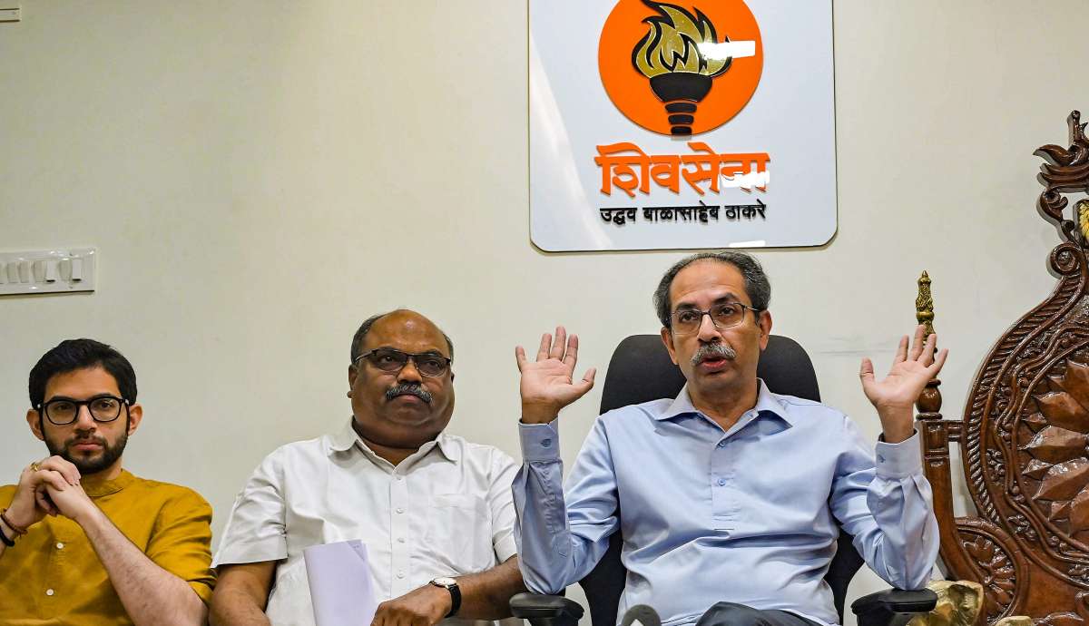 Day after meeting Sharad Pawar, Uddhav Thackeray calls party meet in Matoshree on November 9