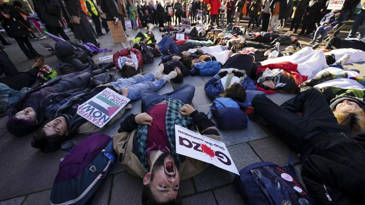 Over 3,00,000 pro-Palestinian protestors chant 'Stop the Gaza Massacre' as they gather in London