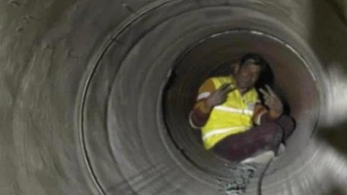 Worker shows victory sign while being rescued from Silkyara tunnel in Uttarkashi | See photo