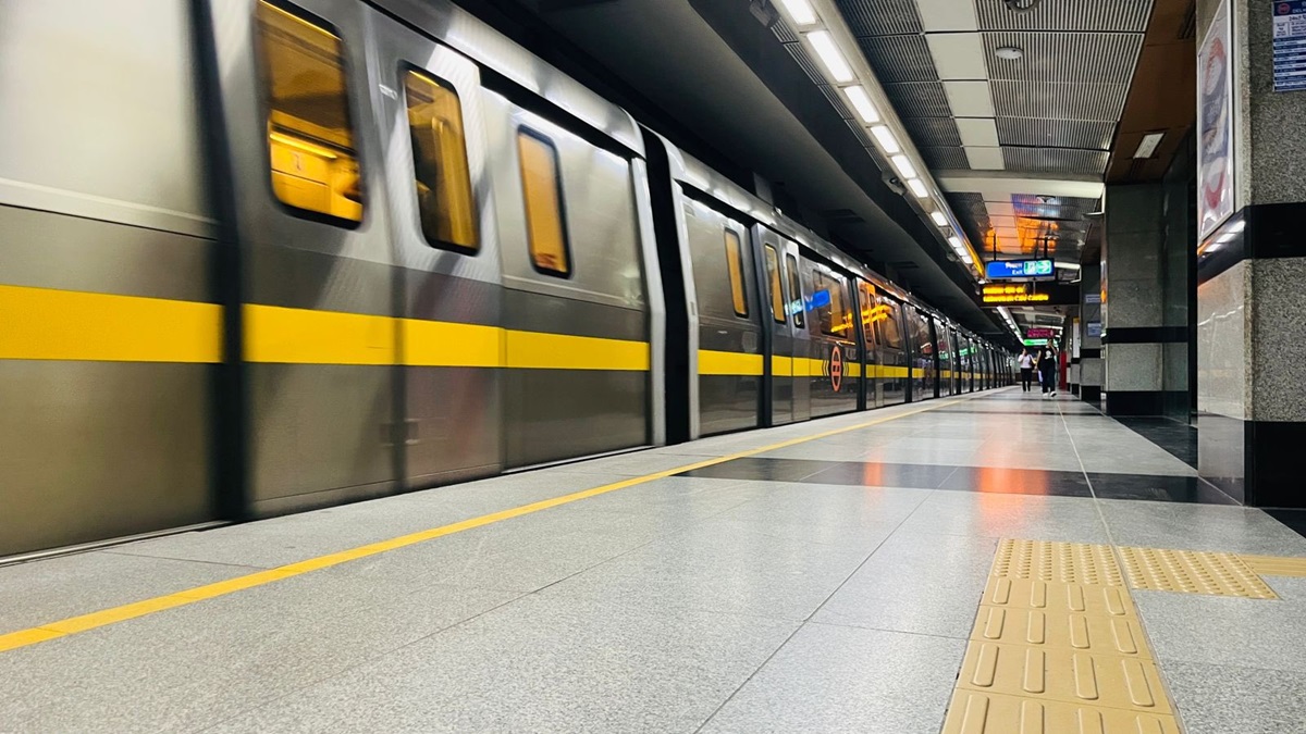 SHOCKING! Woman dragged by Delhi Metro train as her saree gets stuck in door, dies