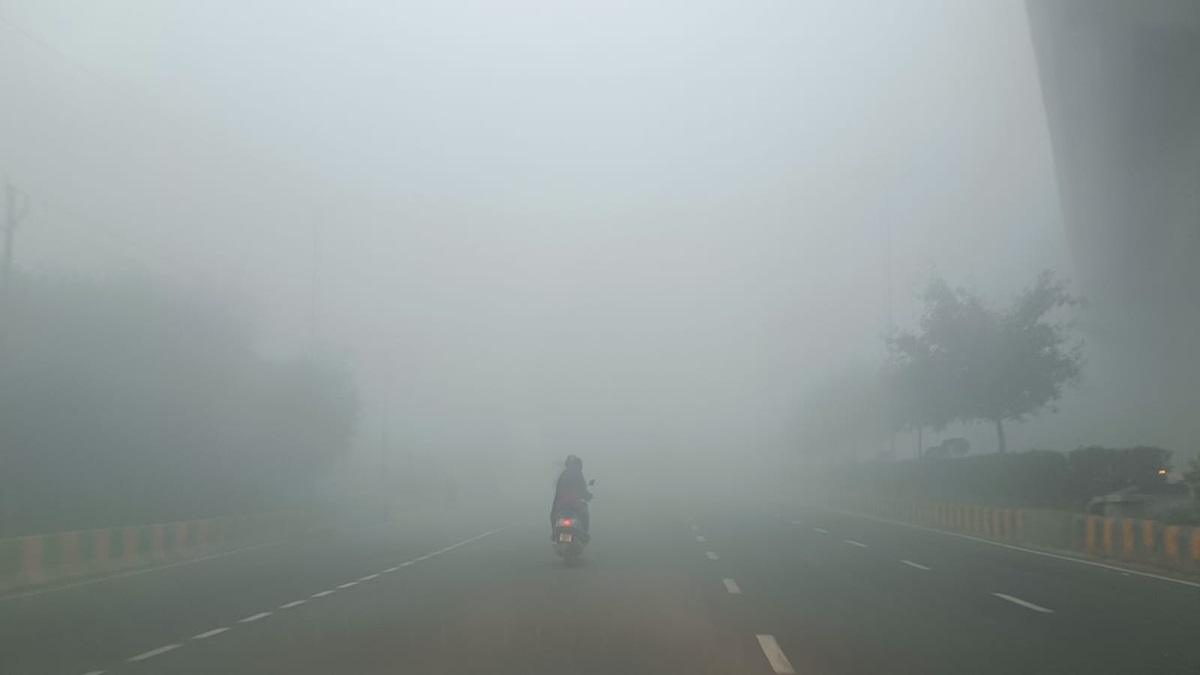 Thick fog blankets Delhi-NCR as cold weather conditions prevail in national capital region