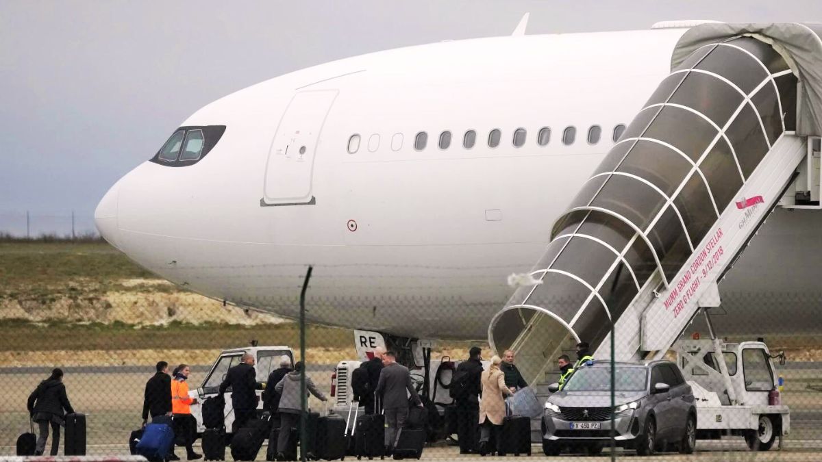 मानव तस्करी की जांच के लिए फ्रांसीसी हवाई अड्डे पर फंसे भारतीय मुंबई पहुंचे, 25 ने फ्रांस में शरण मांगी