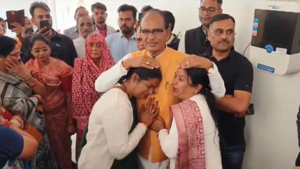 WATCH: Shivraj Singh Chouhan gets emotional during meeting with 'laadli behnas' in Bhopal