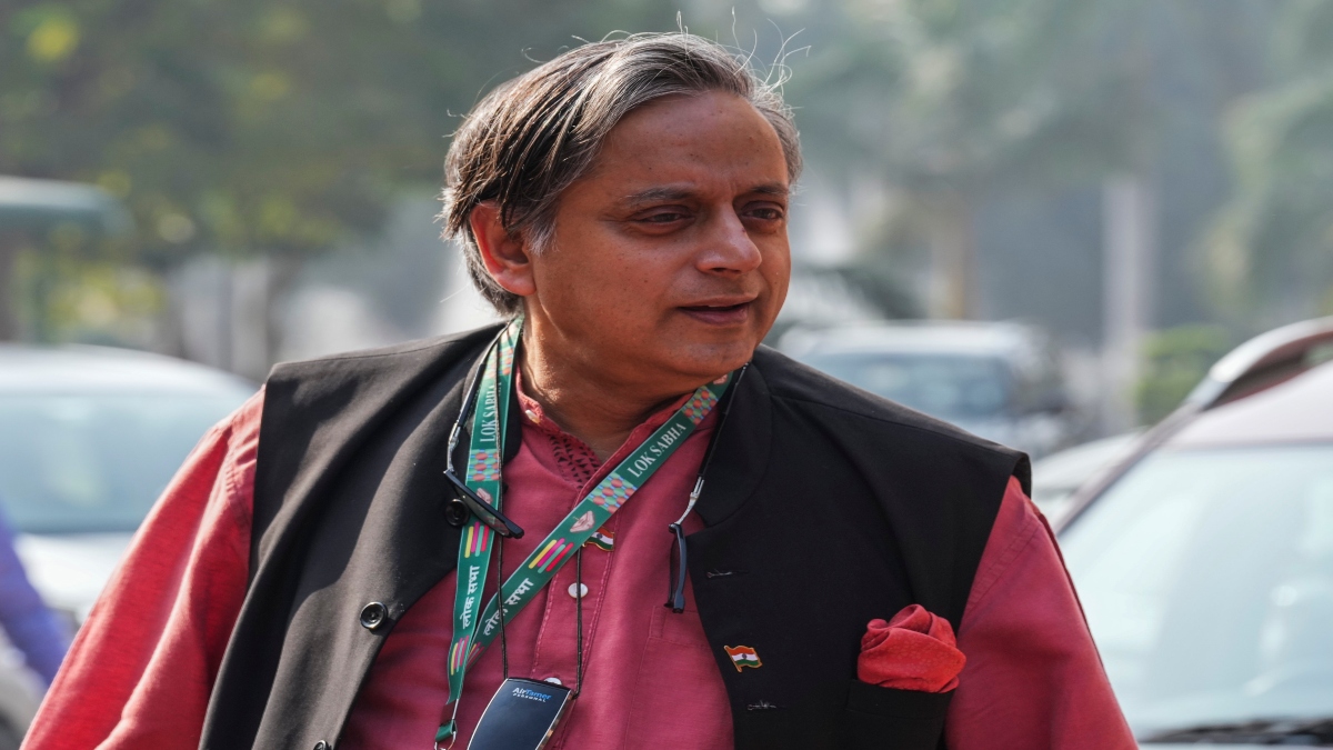 Tharoor Slams LDF Govt Over 'assault' On Kerala Governor's Car By SFI ...