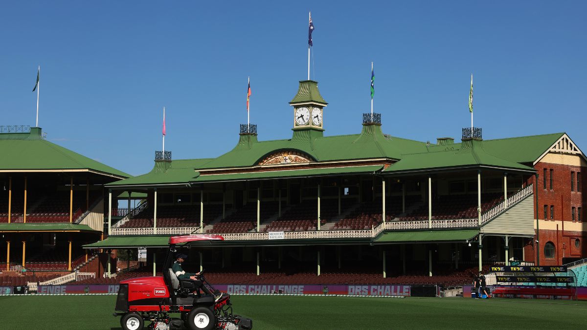 Adelaide Strikers vs Sydney Thunder, Match 8, BBL13: Adelaide Oval Pitch Report