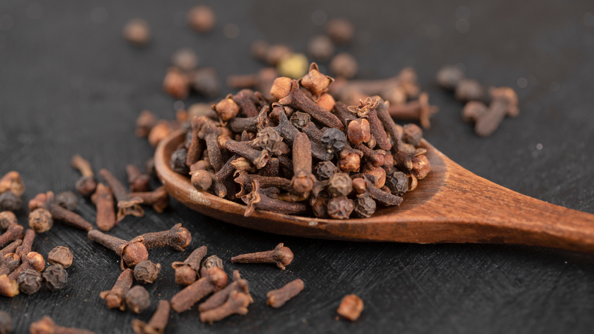 5 benefits of including cloves in your winter diet