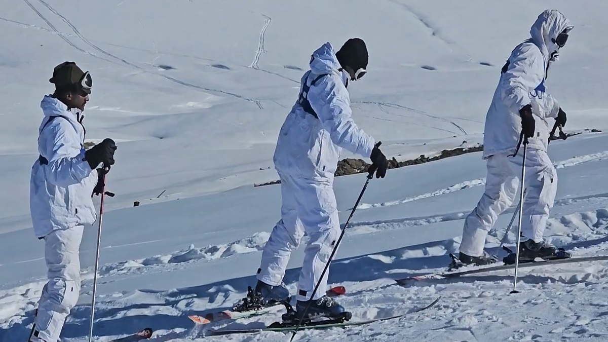 Jammu and Kashmir: Indian Army showcases avalanche rescue prowess on LoC in Gulmarg