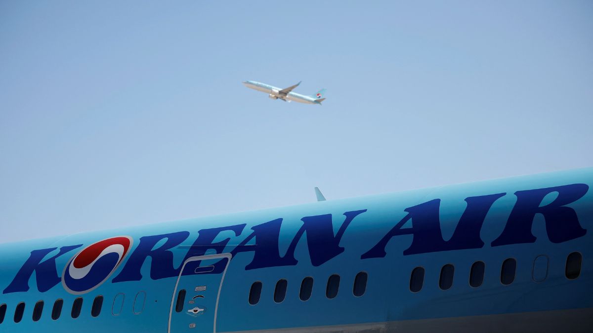 Korean Air plane scrapes Cathay Pacific Airways aircraft at Japan