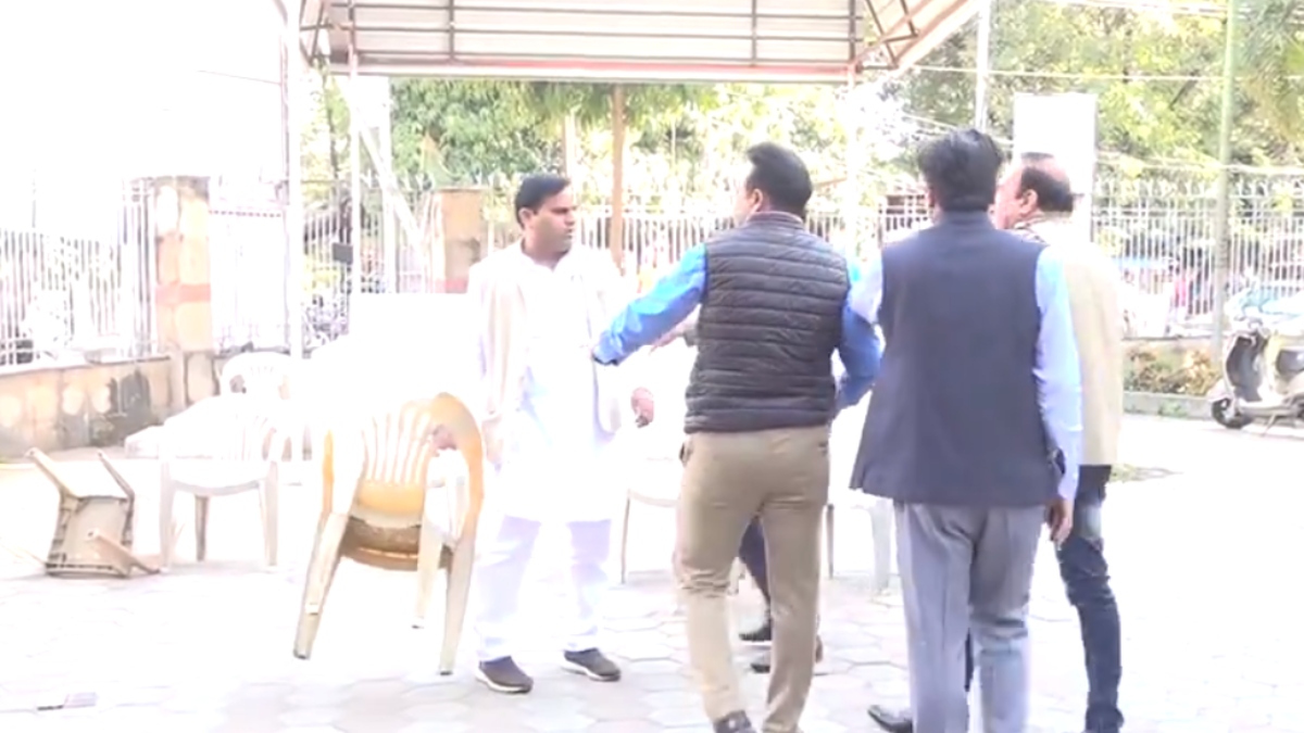 Digvijaya Singh and Kamal Nath supporters clash at Congress office in MP, throw chairs at each other | WATCH