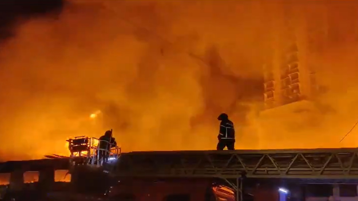 Mumbai: One dead in massive fire at restaurant in Grant Road, nearby high-rise building vacated | VIDEO