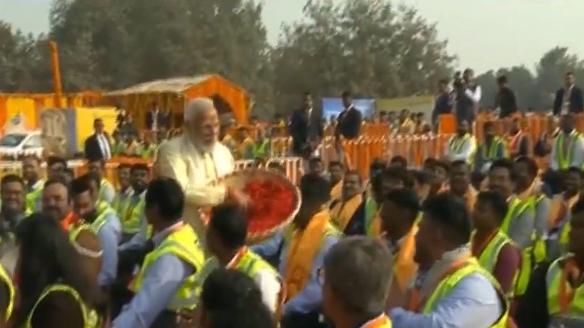 PM Modi showers flower petals on Ram Mandir construction workers | Watch