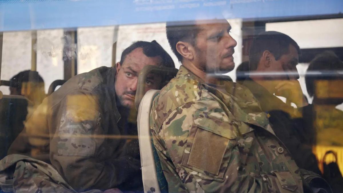 Russia and Ukraine swap 402 Prisoners Of War despite tensions over a plane crash last week – India TV